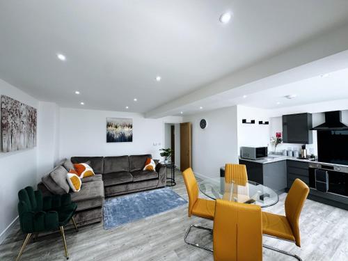 uma sala de estar com um sofá e uma mesa em The Atlantis - Tower Apartments em Great Yarmouth