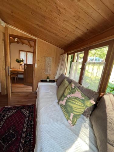 Cama grande en habitación con ventana grande en Campingplatz Mittagsspitze, en Triesen