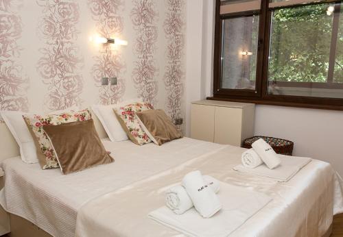 sypialnia z 2 łóżkami i ręcznikami w obiekcie Chayka Charm Cozy 1BD Apartment in Varna w Warnie