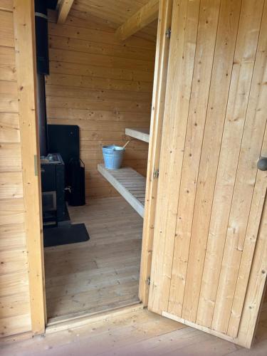 uma vista interior para uma sauna de madeira com uma escada em Løkvollstranda camping As em Samuelsberg