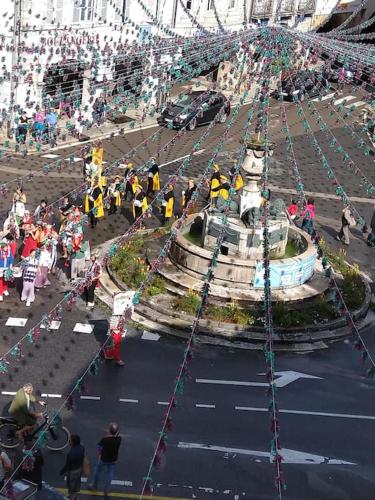 Une foule nombreuse de gens se tenant autour d'une fontaine dans l'établissement Arbois: très beau studio place de la Liberté, à Arbois