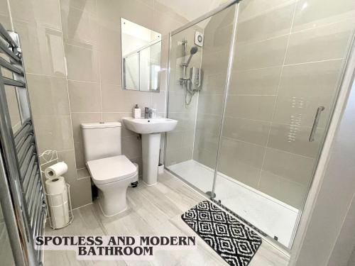 a bathroom with a shower and a toilet and a sink at Brand New! Stunning, Stylish, Cosy Apartment in Centre of Saffron Walden in Saffron Walden