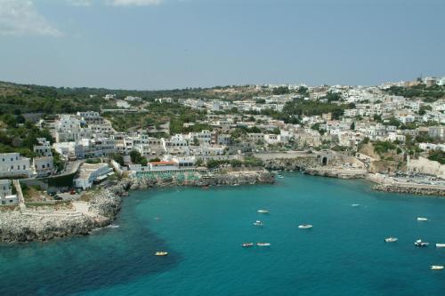 an aerial view of a harbor with boats in the water at Agriturismo Vignavecchia in Vignacastrisi