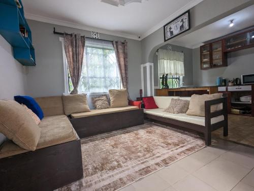 Elizabeth Home في أروشا: غرفة معيشة مع أريكة وطاولة