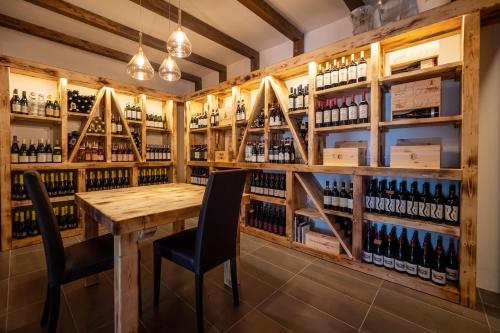 una sala de cata de vinos con mesa de madera y sillas en Casa Corsetti - Locanda e Ristorante, en Magione