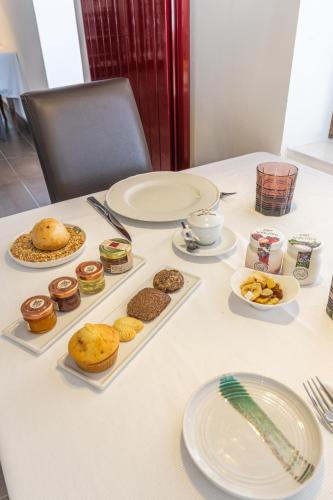 een tafel met gebakjes en desserts erop bij Casa Corsetti - Locanda e Ristorante in Magione
