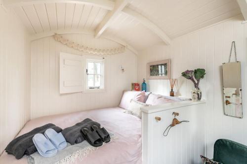 Habitación pequeña con cama en habitación en The Rumple Hut en Wingfield