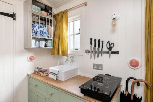 A kitchen or kitchenette at The Rumple Hut