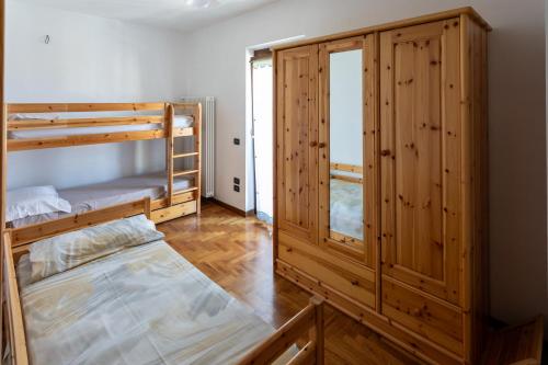 een kamer met 2 stapelbedden en een kast bij Casa vacanze “Le noci” in SantʼEufemia a Maiella