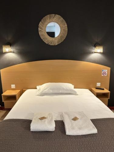 - une chambre avec un lit et 2 serviettes dans l'établissement Hôtel de Lyon, à Valence