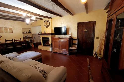 - un salon avec un canapé et une cheminée dans l'établissement Casa storica in borgo medioevale, à Segni
