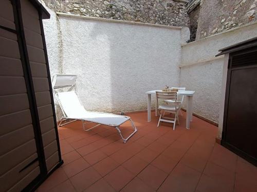 d'une terrasse avec 2 chaises, une table, une table et des chaises. dans l'établissement Casa storica in borgo medioevale, à Segni