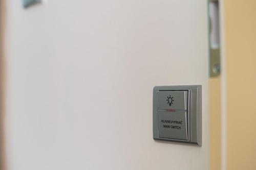 um interruptor de luz numa parede ao lado de uma porta em EA Hotel Victoria em Praga