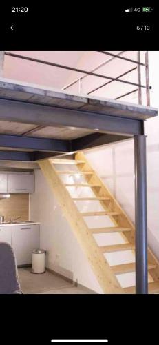 Cette chambre comprend une mezzanine avec un escalier. dans l'établissement Avignon à la campagne avec climatisation, à Avignon