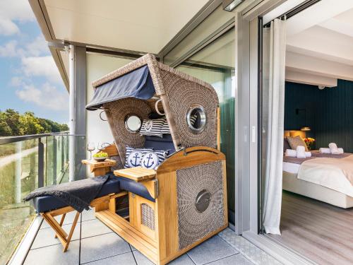 Cette chambre dispose d'un balcon avec un lit et un haut-parleur. dans l'établissement FeWo Prora - Strand Office, à Binz