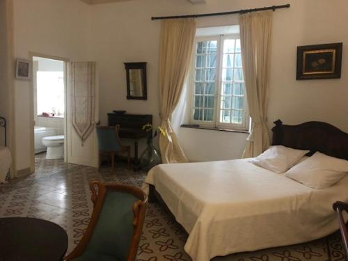 Trausseにあるchâteau de Paulignanのベッドルーム1室(ベッド1台付)、窓付きのベッドルーム1室が備わります。