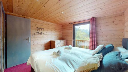 Een bed of bedden in een kamer bij Duplex with character in the village of Anzère