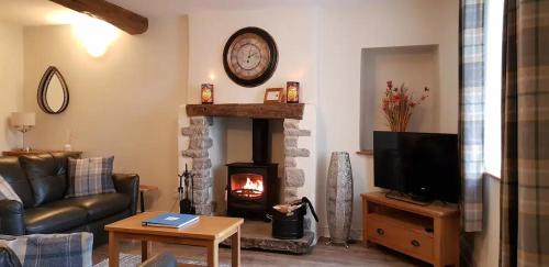 TV/trung tâm giải trí tại The Beautiful Bobbin - Premium Cottage with views, local walks, wood burner & pubs