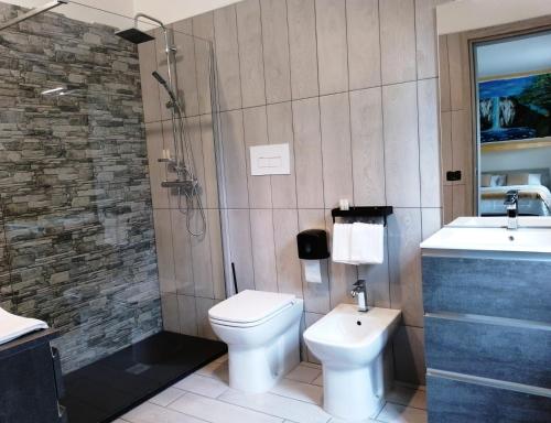 La salle de bains est pourvue de toilettes, d'une douche et d'un lavabo. dans l'établissement Il Sottobosco, à Satriano di Lucania