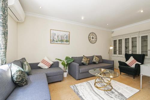 a living room with a couch and a table at Fabulous House near the Science Museum in London