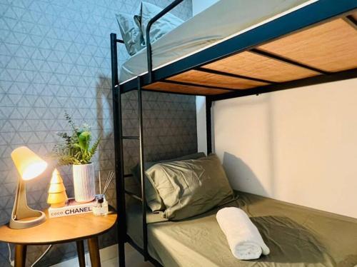 Bunk bed o mga bunk bed sa kuwarto sa Tropical Style @JB Mosaic(HighFloor)10-13pax 65'TV