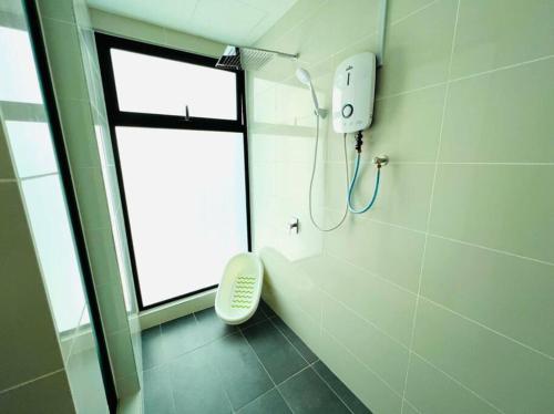 łazienka z prysznicem i oknem w obiekcie Tropical Style @JB Mosaic(HighFloor)10-13pax 65'TV w mieście Johor Bahru