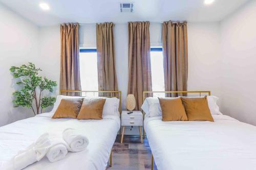 two beds sitting next to each other in a bedroom at FREE Parking 40 Off 2bdr Prudendtial Center in Newark