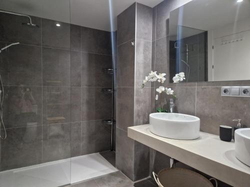 Koupelna v ubytování Luxury 2 bedrooms apt with seaview Blue Suite 4104