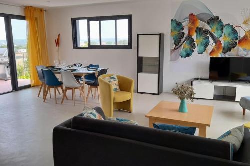 sala de estar con sofá y comedor en Villa Ginkgo-955 avec SPA privatif en Albi