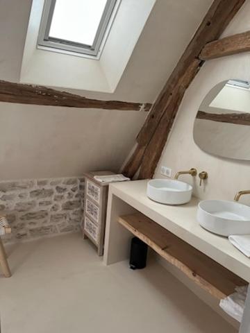 une salle de bain avec deux lavabos et un miroir dans l'établissement La Maison de Zoé, à Saint-Denis-sur-Loire