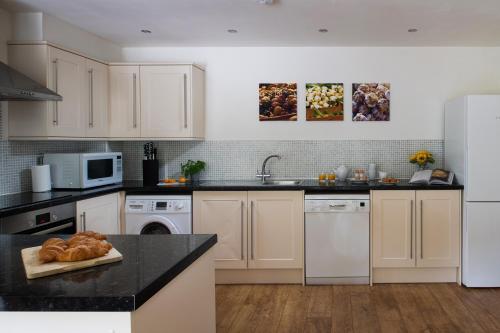 Una cocina o zona de cocina en Dorset Holiday Barns