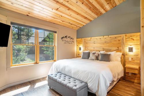 - une chambre avec un grand lit et une fenêtre dans l'établissement Solitude Longs Peak Suite 201 - Estes Park studio, à Estes Park