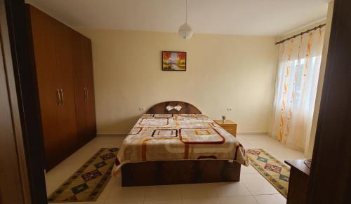 een slaapkamer met een groot bed in een kamer bij Lucky's apartment, a place to be in Pogradec
