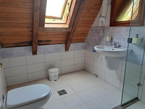 uma casa de banho com um WC e um lavatório em Villa Gjeçaj Guesthouse and Restaurant em Theth
