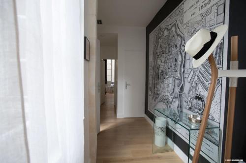 ラ・ロシェルにあるL'Appartement : location les merciers.の壁画とランプのある廊下
