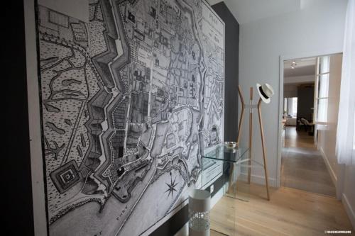 een muurschildering in een kamer met een glazen tafel bij L'Appartement : location les merciers. in La Rochelle