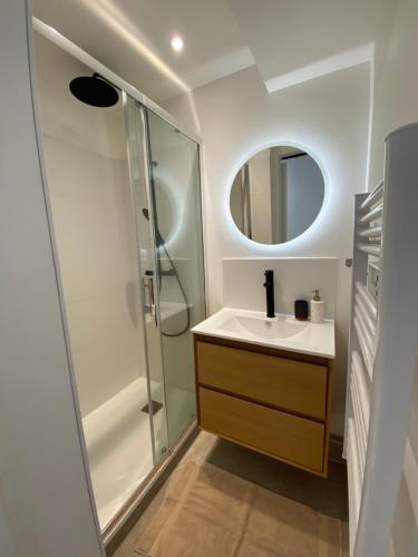 La salle de bains est pourvue d'un lavabo et d'une douche. dans l'établissement La Coloc' - Centre ville - Gare, à Saint-Brieuc
