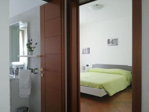 een slaapkamer met een bed en een badkamer met een spiegel bij I due archi in Como