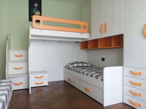 Dormitorio pequeño con litera y armarios blancos en I due archi en Como