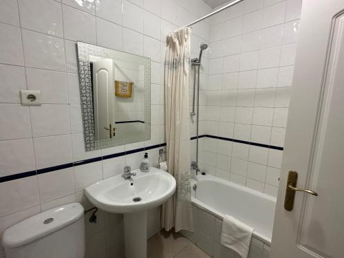 ネルハにあるSpacious family villa Aljamar 8aのバスルーム(洗面台、トイレ、バスタブ付)