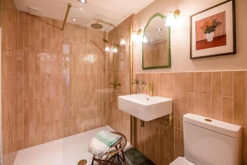 The Studio, Hoo في وودبريدج: حمام مع حوض ومرحاض