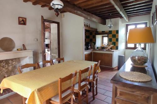 une cuisine et une salle à manger avec une table et des chaises dans l'établissement Mas provençal typique, à Saint-Restitut