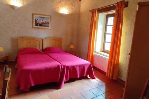 - une chambre avec un lit rose et une fenêtre dans l'établissement Mas provençal typique, à Saint-Restitut