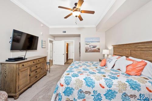 - une chambre avec un lit et une télévision à écran plat dans l'établissement Phoenix West Ii 2606, à Orange Beach