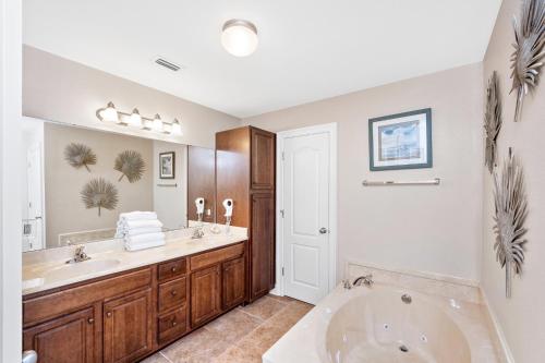La salle de bains est pourvue d'une baignoire et d'un lavabo. dans l'établissement Phoenix West Ii 2606, à Orange Beach