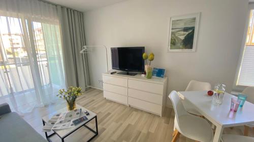 VELA MAR في كولوبرزيغ: غرفة معيشة مع تلفزيون وطاولة
