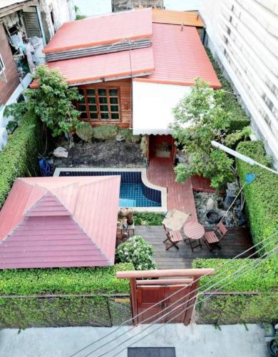an overhead view of a backyard with a house at Aran Cottage Ngamwongwan The Pool Villa in japanese Garden in Nonthaburi