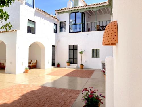 a courtyard of a house with white walls at Casa del Médico Hotel Boutique in Alcázar de San Juan