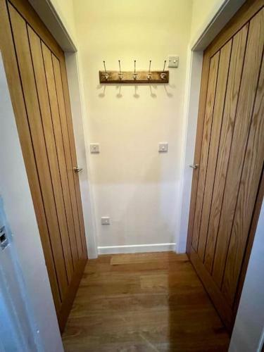 un pasillo con una puerta y un estante en la pared en One Bedroom Apartment in Bangor en Bangor