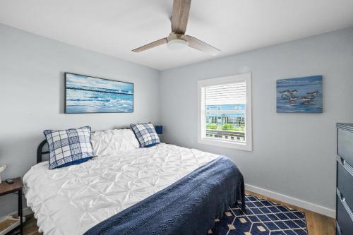 a bedroom with a bed and a ceiling fan at Reel House in Gulf Shores